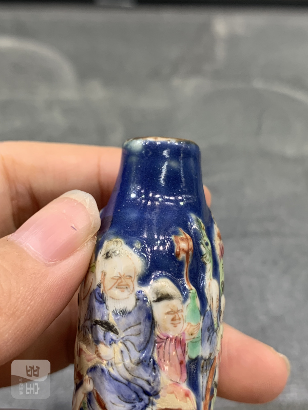 清中期蓝地堆塑粉彩钟馗嫁妹人物故事纹鼻烟壶 - 图9
